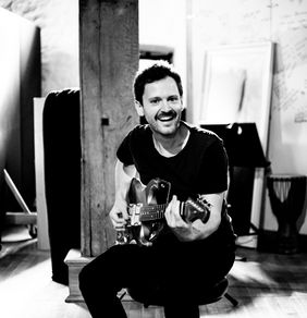 Gemeinsam mit der Sängerin Franka von Werden präsentiert der Musiker Tim Steiner musikalische Märchen zum Mitmachen, Foto: Annemone Taake.