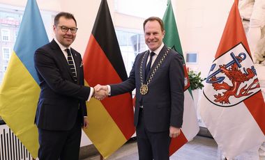 Der Botschafter der Ukraine, Oleksii Makeiev (l.), mit Oberbürgermeister Dr. Stephan Keller bei seinem Antrittsbesuch im Jan-Wellem-Saal des Düsseldorfer Rathauses