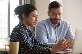 Das Projekt MENTEGRA unterstützt geflüchtete qualifizierte Frauen durch Mentoring. © Shutterstock Nr. 1443616961 