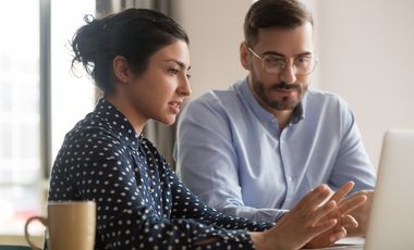 Das Projekt MENTEGRA unterstützt geflüchtete qualifizierte Frauen durch Mentoring. © Shutterstock Nr. 1443616961 