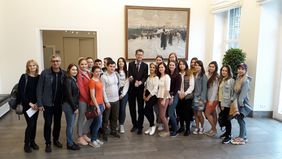 Hauptamtsleiter Stefan Ferber (Mitte) empfing die 21 russischen Studierenden und Dozenten im Jan-Wellem-Saal des Rathauses. Foto: Malte Baumgarten