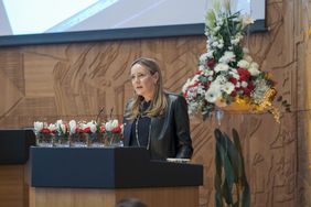 Cecilie Rohwedder Horvath spricht beim Empfang zur Ehren Dr. Detlev Karsten Rohwedders. Foto: Landeshauptstadt Düsseldorf/Michael Gstettenbauer