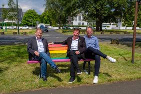 Nahmen als Erste auf einer Regenbogenbank am Rhein-Walk Platz: v.l. Jörg Langenhorst vom Gartenamt, Stadtdirektor Burkhard Hintzsche und Thomas Neuhäuser (Projektleiter EURO 2024). Fotos: Schaffmeister