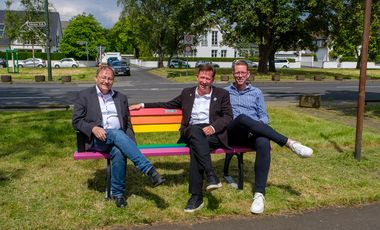 Nahmen als Erste auf einer Regenbogenbank am Rhein-Walk Platz: v.l. Jörg Langenhorst vom Gartenamt, Stadtdirektor Burkhard Hintzsche und Thomas Neuhäuser (Projektleiter EURO 2024). Fotos: Schaffmeister