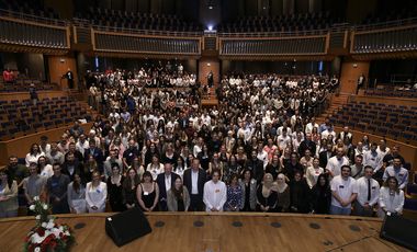 Gruppenbild mit Chef: Oberbürgermeister Dr. Stephan Keller begrüßte die neuen Nachwuchskräfte im Rahmen einer festlichen Veranstaltung in der Tonhalle, doch zunächst stand ein gemeinsames Foto auf dem Programm. Fotos: Lammert