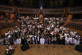 Gruppenbild mit Chef: Oberbürgermeister Dr. Stephan Keller begrüßte die neuen Nachwuchskräfte im Rahmen einer festlichen Veranstaltung in der Tonhalle, doch zunächst stand ein gemeinsames Foto auf dem Programm. Fotos: Lammert