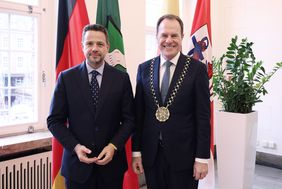 Rafał Trzaskowski (l.), Stadtpräsident von Warschau, mit Oberbürgermeister Dr. Stephan Keller beim Empfang zum Abschluss der "Warschau Week" im Düsseldorfer Rathaus. Foto: David Young