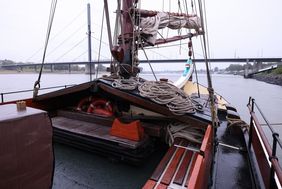 Die "Helena" wurde im Jahr 1875 in Rotterdam speziell für den Einsatz auf dem Rhein gebaut. Die Masthöhe beträgt 21 Meter.