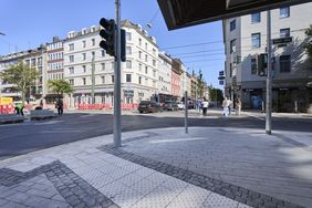 Baufortschritt Friedrichstraße: Die neuen Fußgängerüberwege sind barrierefrei gestaltet und haben taktile Leitelemente. © Stadt Düsseldorf/Claus Langer