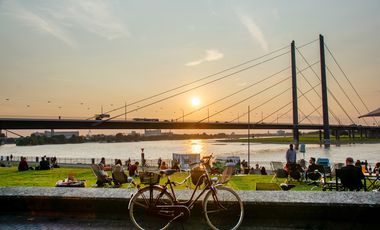 Die Sommerferien sind die perfekte Gelegenheit, Düsseldorf und die Region mit dem Fahrrad zu erkunden und neu zu entdecken. Die Stadt gibt Tipps, wie eine Tour perfekt geplant werden kann. Foto: Düsseldorf Tourismus GmbH