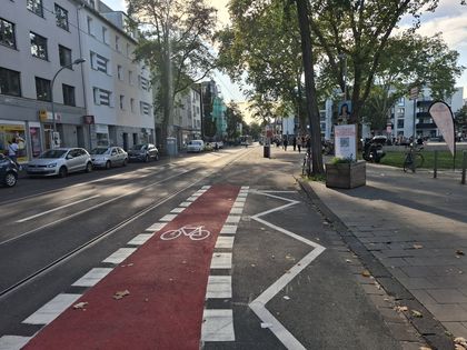 Rotmarkierter neuer Radfahrstreifen auf der Westfalenstraße