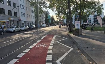 Rotmarkierter neuer Radfahrstreifen auf der Westfalenstraße