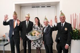 Prinzenempfang im Düsseldorfer Rathaus: (v.l.) Hans-Joachim Driessen, Präsident des Prinzenclubs, das designierte Prinzenpaar Prinz Martin (Martin Meyer) und Venetia Sabine (Sabine Ilbertz), Oberbürgermeister Thomas Geisel und Dr. Rüdiger Dohmann, Foto: Michael Gstettenbauer.