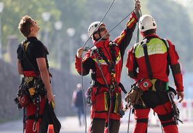 Die Höhenretter der Düsseldorfer Feuerwehr besprechen den Einsatz. Landeshauptstadt Düsseldorf/David Young