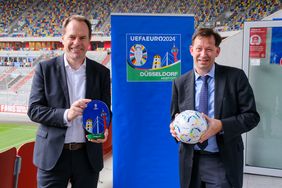 Nach der Präsentation des Logos für die EURO 2024 stellten Oberbürgermeister Dr. Stephan Keller und Stadtdirektor Burkhard Hintzsche am Mittwoch das lokale "UEFA EURO 2024 Düsseldorf"-Logo in der Austragungsstätte, der Arena, vor; Foto: Gstettenbauer