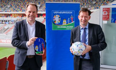 Nach der Präsentation des Logos für die EURO 2024 stellten Oberbürgermeister Dr. Stephan Keller und Stadtdirektor Burkhard Hintzsche am Mittwoch das lokale "UEFA EURO 2024 Düsseldorf"-Logo in der Austragungsstätte, der Arena, vor; Foto: Gstettenbauer