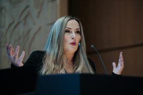 Elisabeth Wilfart, Leiterin des Amtes für Gleichstellung und Antidiskriminierung der Landeshauptstadt Düsseldorf, empfing die Teilnehmenden im Düsseldorfer Rathaus. Foto: Michael Gstettenbauer