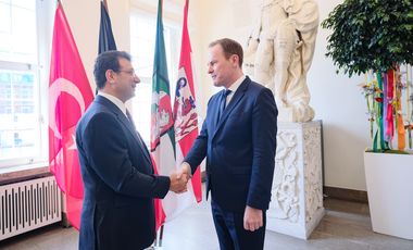 Oberbürgermeister Dr. Stephan Keller empfing den Oberbürgermeister von Istanbul, Ekrem İmamoğlu, am Donnerstag, 20. Juni, im Jan-Wellem-Saal des Rathauses. Foto: Michael Gstettenbauer