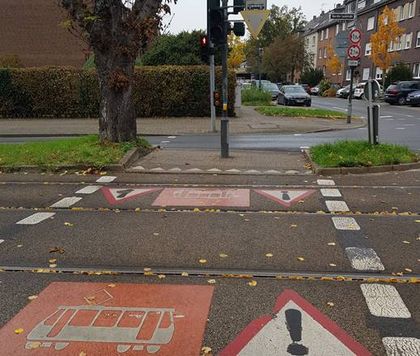 Beispiel für einen Straßenbahnübergang in Düsseldorf Heerdt © Amt für Verkehrsmanagement