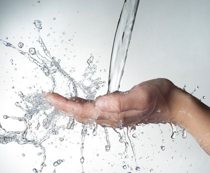 Wasserstrahl auf Hand  © Vladyslav Bashutskyy/fotolia.com