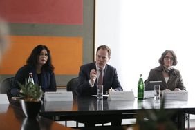 Beigeordnete Cornelia Zuschke, Oberbürgermeister Dr. Stephan Keller und Dr. Friederike Nesselrode, Leiterin Amt für Wohnungswesen bei der Pressekonferenz am 22.03.2024