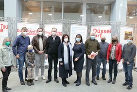 Umweltdezernentin Helga Stulgies (l.) und Karin-Brigitte Göbel, Vorstandsvorsitzende der Stadtsparkasse Düsseldorf, mit den Gewinnerinnen und Gewinnern des Düsseldorfer Wettbewerbs. Foto: Landeshauptstadt Düsseldorf/Ingo Lammert