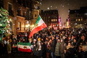 Zum Gedenken an die vielen Opfer der Proteste im Iran hat Oberbürgermeister Dr. Stephan Keller am Montagabend, 26. Januar 2026, zu einer Gedenkveranstaltung auf dem Marktplatz eingeladen. © Landeshauptstadt Düsseldorf/Melanie Zanin