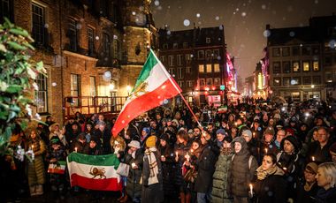 Zum Gedenken an die vielen Opfer der Proteste im Iran hat Oberbürgermeister Dr. Stephan Keller am Montagabend, 26. Januar 2026, zu einer Gedenkveranstaltung auf dem Marktplatz eingeladen. © Landeshauptstadt Düsseldorf/Melanie Zanin