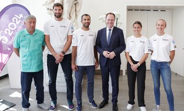 OB Dr. Stephan Keller (3.v.r) hat das ukranische Beachvolleyball-Duo Sergiy Popov und Eduard Reznik sowie die Hockey-Nationalspielerinnen Lisa Nolte und Selin Oruz vom DHC für den Gewinn von EM-Bronze geehrt; Fotos: Young