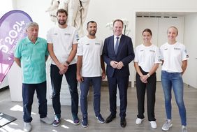 OB Dr. Stephan Keller (3.v.r) hat das ukranische Beachvolleyball-Duo Sergiy Popov und Eduard Reznik sowie die Hockey-Nationalspielerinnen Lisa Nolte und Selin Oruz vom DHC für den Gewinn von EM-Bronze geehrt; Fotos: Young