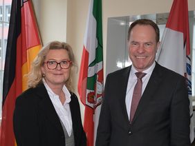 OB Dr. Stephan Keller empfing die neue Polizeipräsidentin Miriam Brauns zum Antrittsbesuch im Rathaus. Foto: Meyer