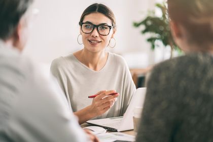 Mitarbeiterin berät Kundinnen und Kunden©iStock_seb_ra