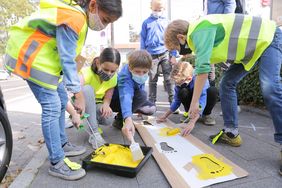 Mit Feuereifer gingen die Viertklässler von Sternwartschule und Bonifatius-Schule ans Werk, um den Weg von den Hol- und Bringzonen bis zur jeweiligen Schule mit gelben Fußabdrücken zu markieren. Foto: Ingo Lammert