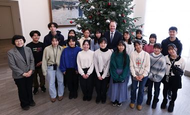 Besuch aus Düsseldorfs Partnerpräfektur Chiba: OB Dr. Stephan Keller empfing Schülerinnen und Schüler der Sakura High School am Dienstag, 12. Dezember, im Jan-Wellem-Saal des Rathauses. Foto: David Young