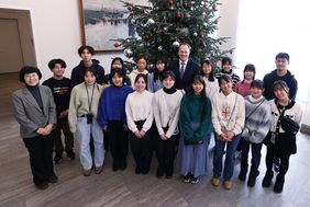 Besuch aus Düsseldorfs Partnerpräfektur Chiba: OB Dr. Stephan Keller empfing Schülerinnen und Schüler der Sakura High School am Dienstag, 12. Dezember, im Jan-Wellem-Saal des Rathauses. Foto: David Young