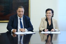 Achraf Berrazouk (stellv. Bürgermeister Marrakesch) und die Beigeordnete Miriam Koch unterzeichnen die gemeinsame Absichtserklärung. Foto: Michael Gstettenbauer