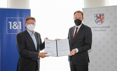 Dr. Sören Trebst, Vorsitzender der Geschäftsführung von 1&1 Versatel (li), und Oberbürgermeister Dr. Stephan Keller unterzeichneten die Vereinbarung über den Glasfaser-Ausbau © Sabine Grothues/1&1 Versatel, 2021