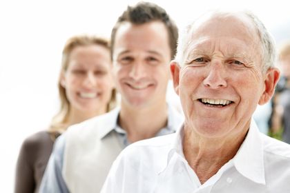 Senior mit 2 jüngeren Menschen, ©Yuri Arcurs, fotolia