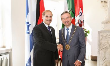 Oberbürgermeister Thomas Geisel mit dem israelischen Botschafter Yakov Hadas-Handelsman (links) im Jan-Wellem-Saal des Rathauses, Foto: Melanie Zanin.