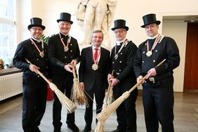 Die Delegation der Schornsteinfeger-Innung überbrachte Oberbürgermeister Thomas Geisel (Mitte) Neujahrsglückwünsche. (von links:) Karl-Heinz Isling, Manfred Flore, Norbert Riek und  Marcus Dörenkamp mit OB Geisel.