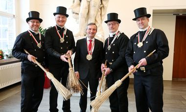 Die Delegation der Schornsteinfeger-Innung überbrachte Oberbürgermeister Thomas Geisel (Mitte) Neujahrsglückwünsche. (von links:) Karl-Heinz Isling, Manfred Flore, Norbert Riek und  Marcus Dörenkamp mit OB Geisel.