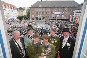 Feierliche Investitur des Schützenkönigs, im Hintergrund die angetretenen Schützen auf dem Marktplatz