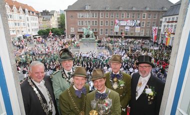 Feierliche Investitur des Schützenkönigs, im Hintergrund die angetretenen Schützen auf dem Marktplatz