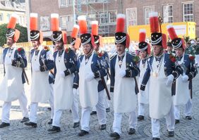 Schützeninvestitur 2022: Ankunft der Spitze des Festzuges auf dem Rathausvorplatz, Foto: Gstettenbauer.