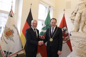 Bürgermeister Roman Klitschuk (l.) mit Oberbürgermeister Dr. Stephan Keller beim Empfang anlässlich des einjährigen Bestehens der Städtepartnerschaft zwischen Düsseldorf und Czernowitz