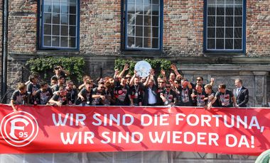 Riesen-Party zum Aufstieg von Fortuna Düsseldorf: Mit mehreren Tausend Fans auf dem Marktplatz und über 200 geladenen Gästen im Jan-Wellem-Saal des Rathauses feiert die Landeshauptstadt ihre Helden von Fortuna Düsseldorf. Foto: Melanie Zanin