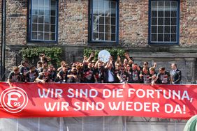 Riesen-Party zum Aufstieg von Fortuna Düsseldorf: Mit mehreren Tausend Fans auf dem Marktplatz und über 200 geladenen Gästen im Jan-Wellem-Saal des Rathauses feiert die Landeshauptstadt ihre Helden von Fortuna Düsseldorf. Foto: Melanie Zanin