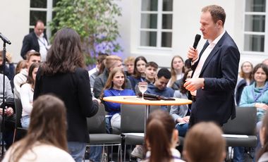 Oberbürgermeister Dr. Stephan Keller begrüßte die Jugendlichen zum 3. Jugendtag für Europa im voll besetzten Maxhaus und stellte sich den Fragen der Moderatorin © Landeshauptstadt Düsseldorf/David Young 