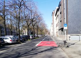 Foto von neuer MArkierung am Beginn des Radfahrstreifens auf der Prinz-Georg-Straße