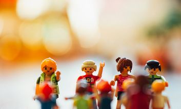 Playmobil-Figuren stehen sich gegenüber